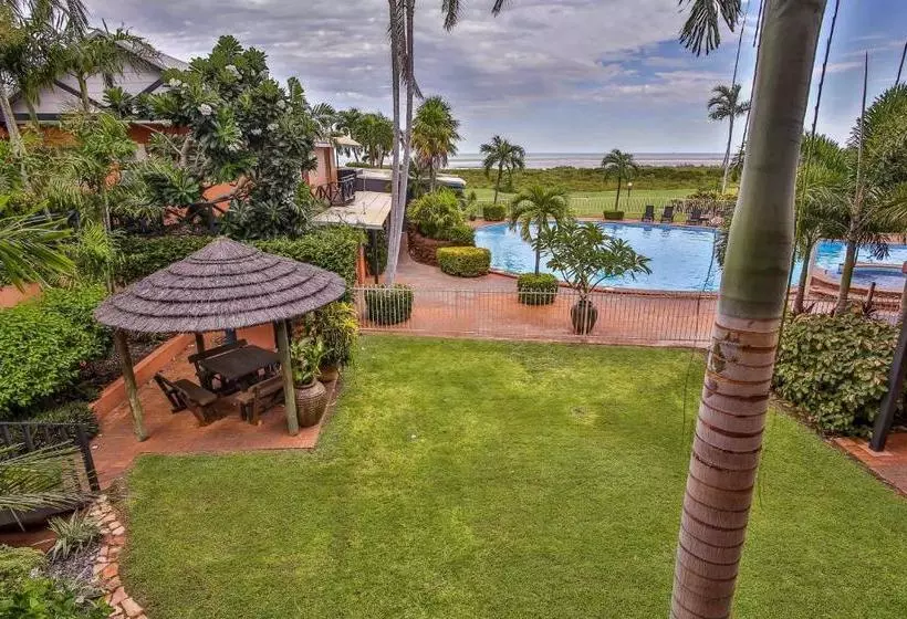 Отель Moonlight Bay Suites