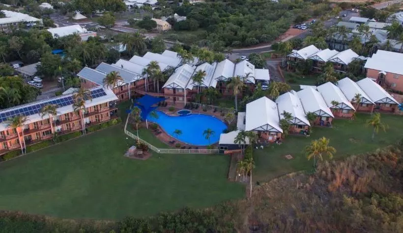 Отель Moonlight Bay Suites