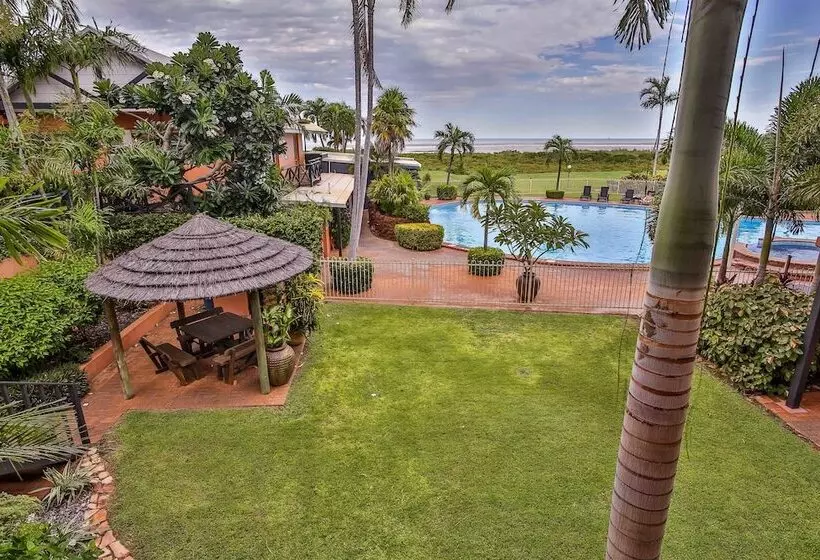 Отель Moonlight Bay Suites