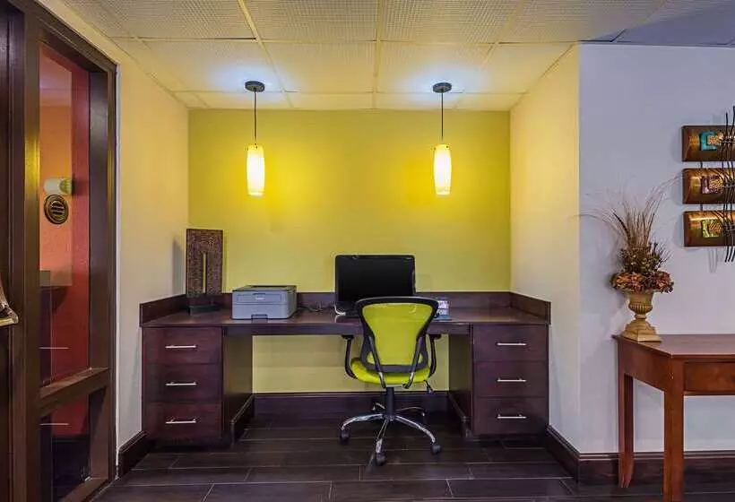 فندق Quality Inn Airport Southeast