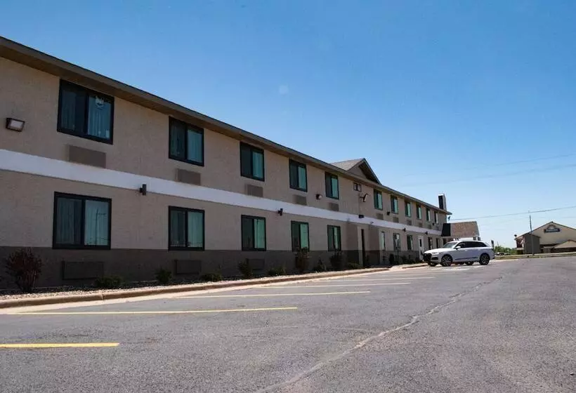 Мотель Super 8 By Wyndham Pratt