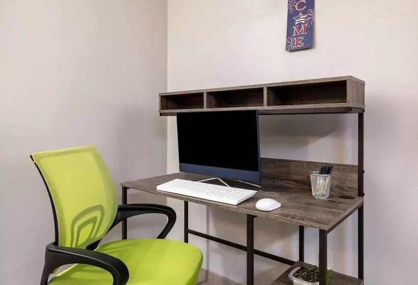 Мотель Super 8 By Wyndham Pratt