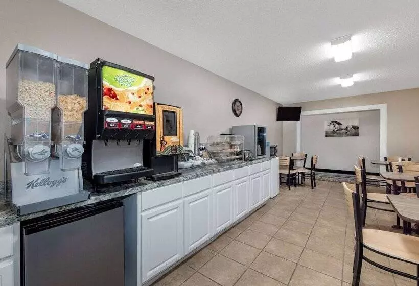 Мотель Super 8 By Wyndham Pratt