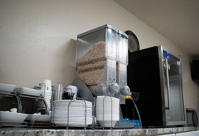 モーテル Super 8 By Wyndham Pratt