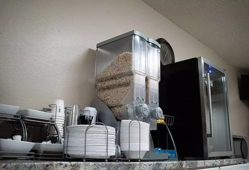 Мотель Super 8 By Wyndham Pratt