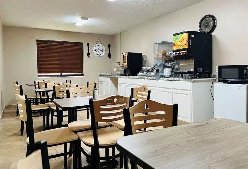 Мотель Super 8 By Wyndham Pratt