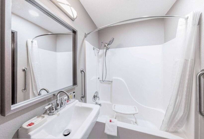 Мотель Super 8 By Wyndham Pratt