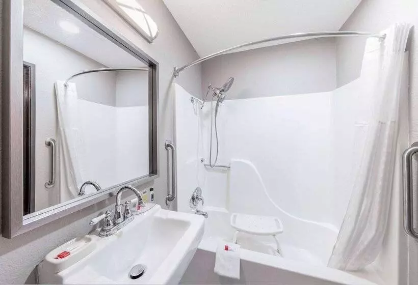 Мотель Super 8 By Wyndham Pratt