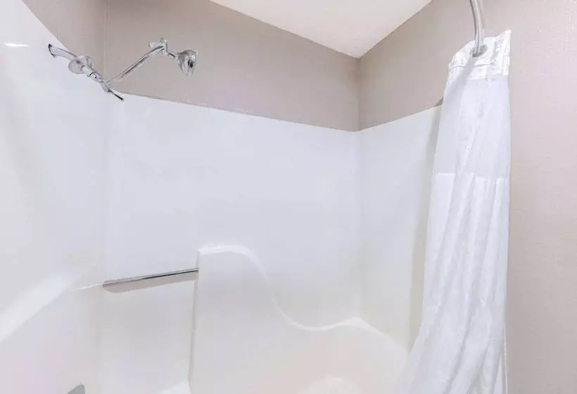 Мотель Super 8 By Wyndham Pratt