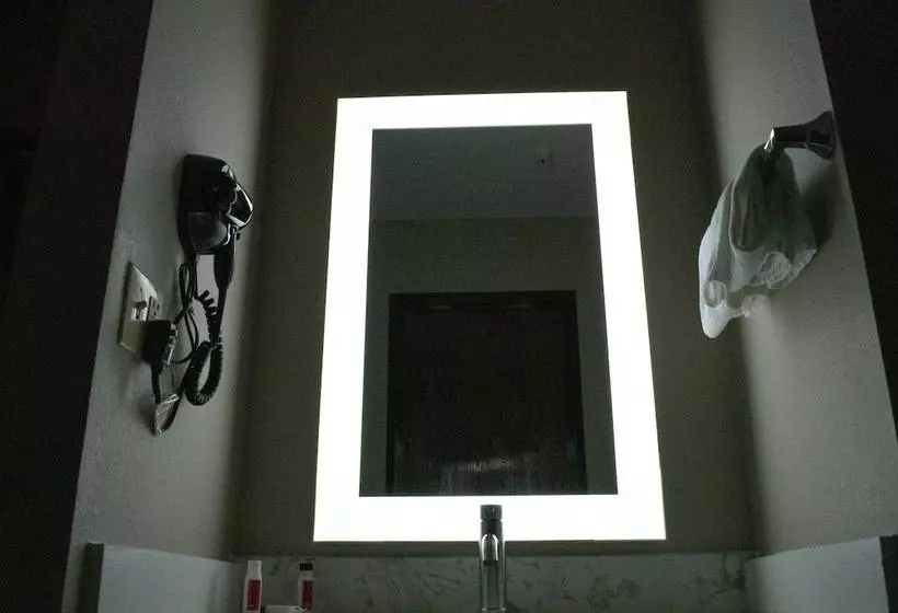 Мотель Super 8 By Wyndham Pratt