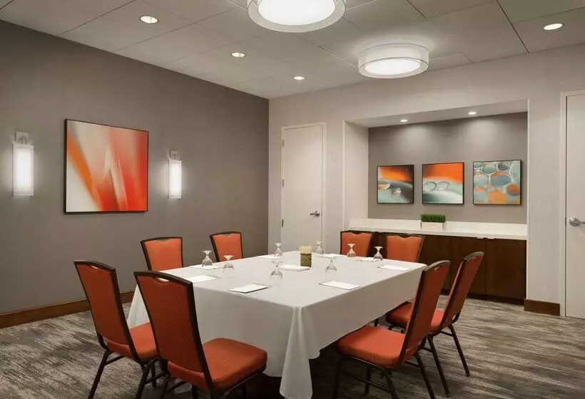 Hotel Doubletree By Hilton Hartford  Bradley Airport