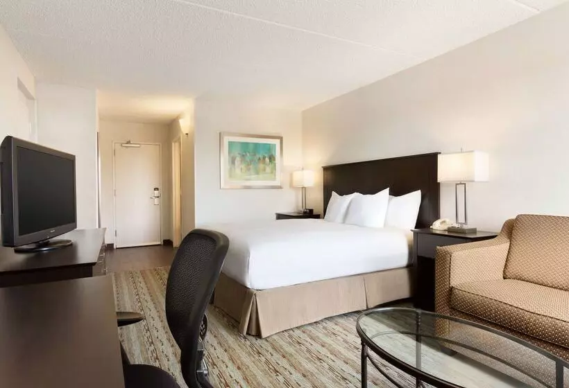 Hotel Doubletree By Hilton Hartford  Bradley Airport
