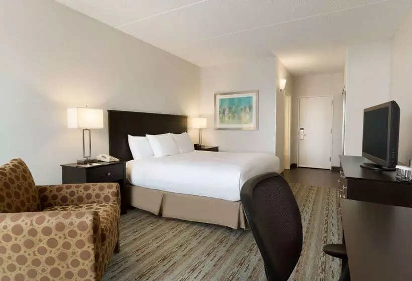Hotel Doubletree By Hilton Hartford  Bradley Airport