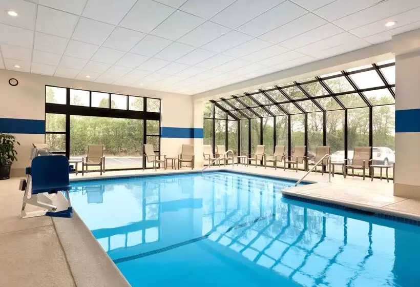 Hotel Doubletree By Hilton Hartford  Bradley Airport