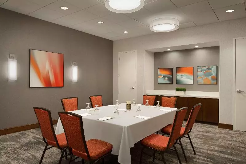 Hotel Doubletree By Hilton Hartford  Bradley Airport