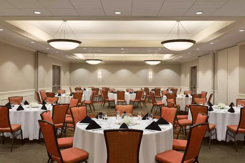 Hotel Doubletree By Hilton Hartford  Bradley Airport