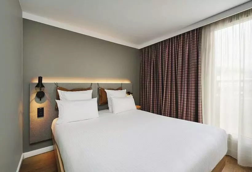 Отель Moxy Annecy