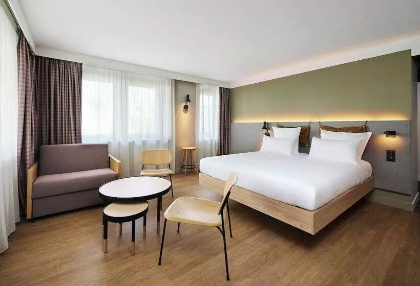 Отель Moxy Annecy