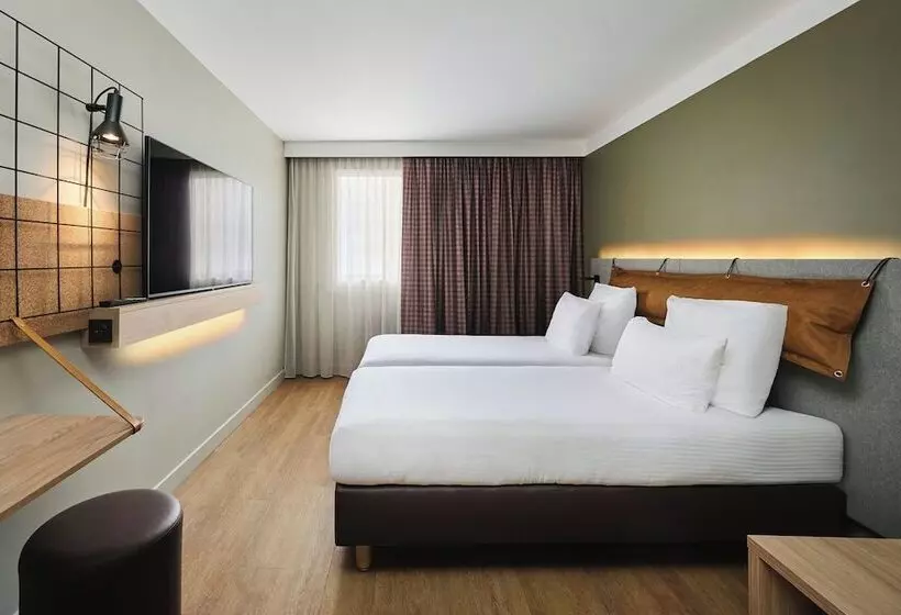 Отель Moxy Annecy