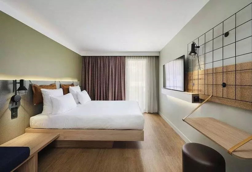 Отель Moxy Annecy