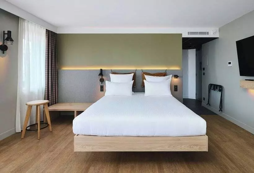 Отель Moxy Annecy