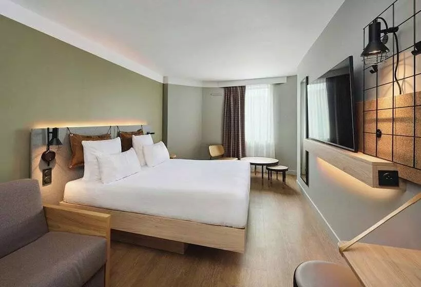 Отель Moxy Annecy