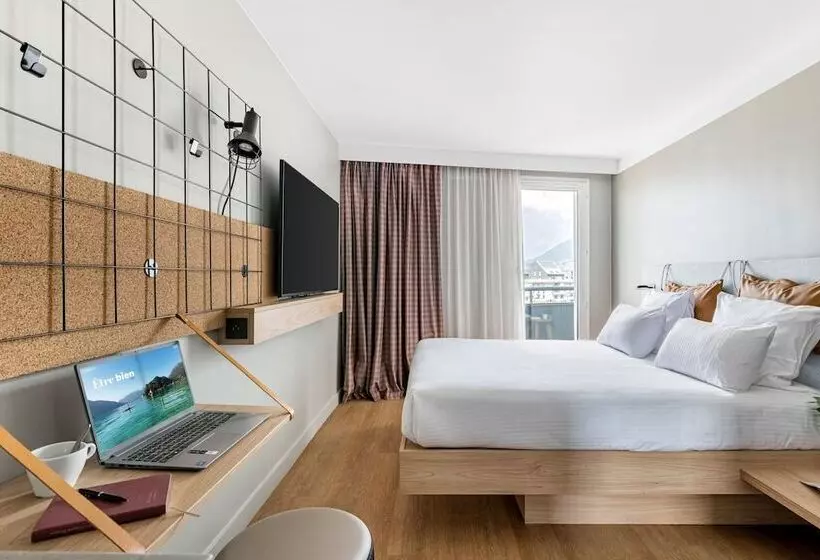 Отель Moxy Annecy