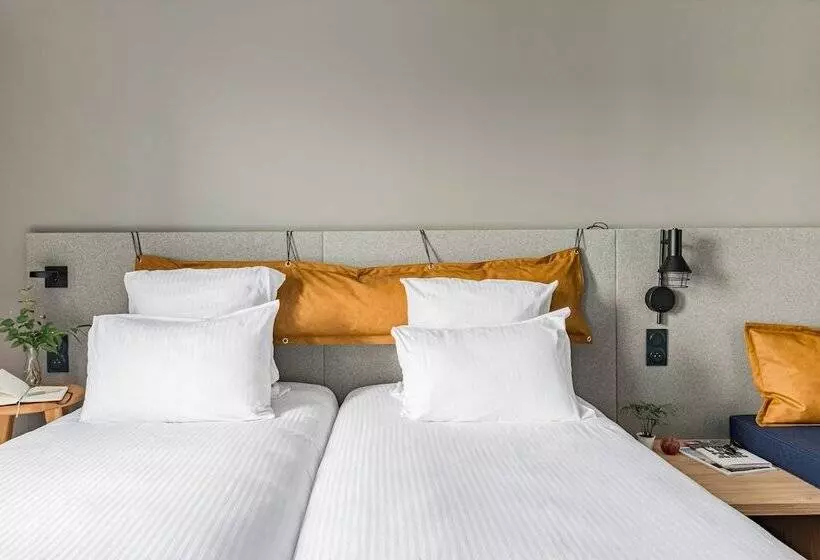 Отель Moxy Annecy