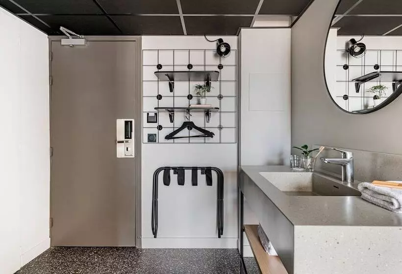 Отель Moxy Annecy