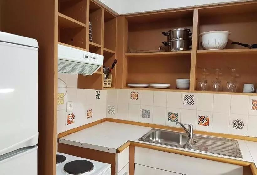 اقامتگاه Ceu Konferencia Központ