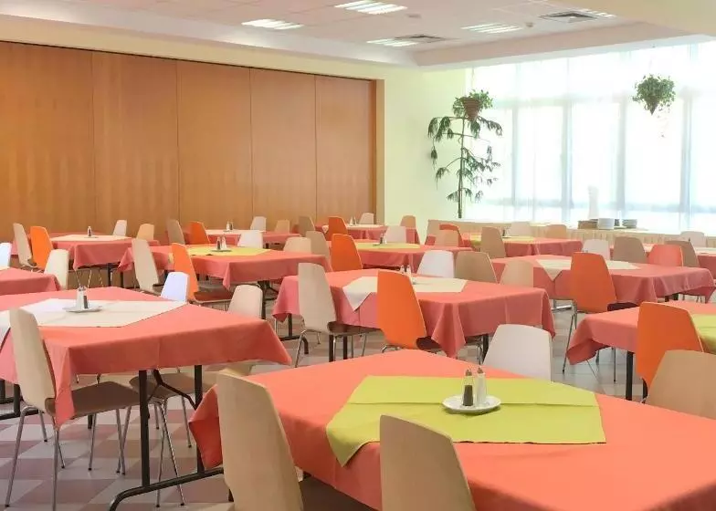 اقامتگاه Ceu Konferencia Központ