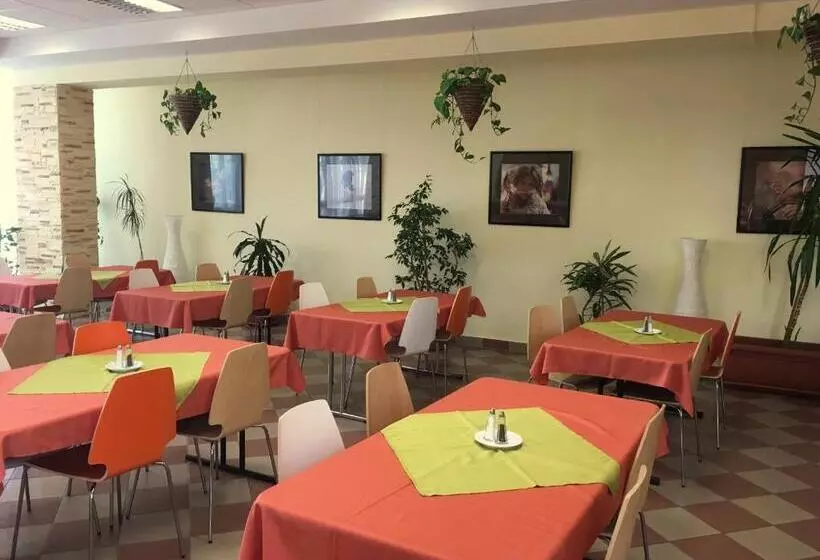 اقامتگاه Ceu Konferencia Központ