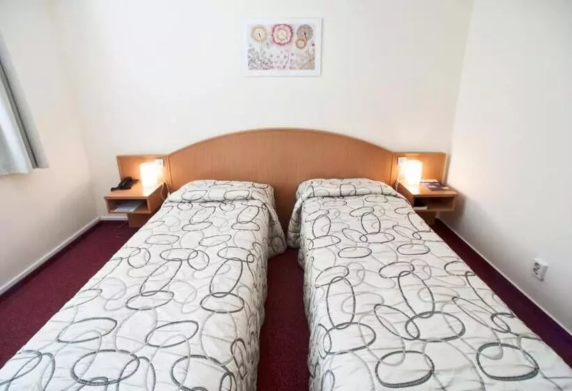 اقامتگاه Ceu Konferencia Központ