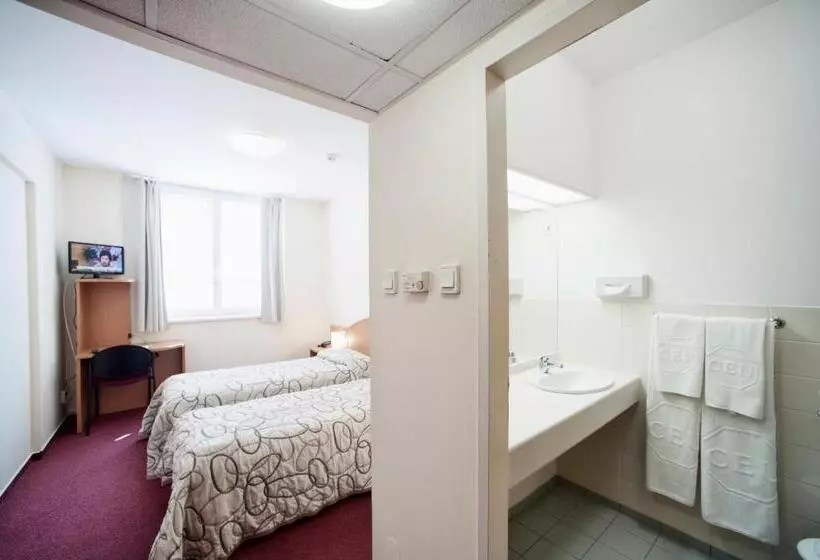 اقامتگاه Ceu Konferencia Központ