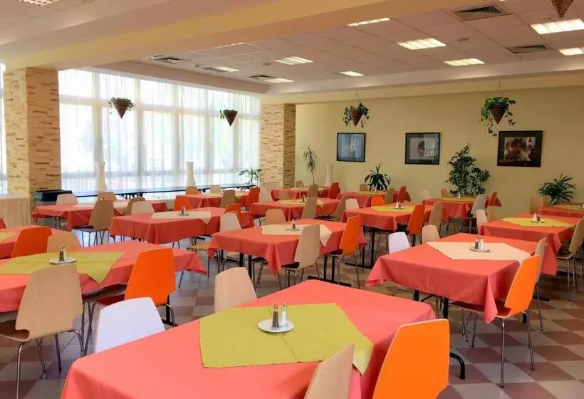 اقامتگاه Ceu Konferencia Központ