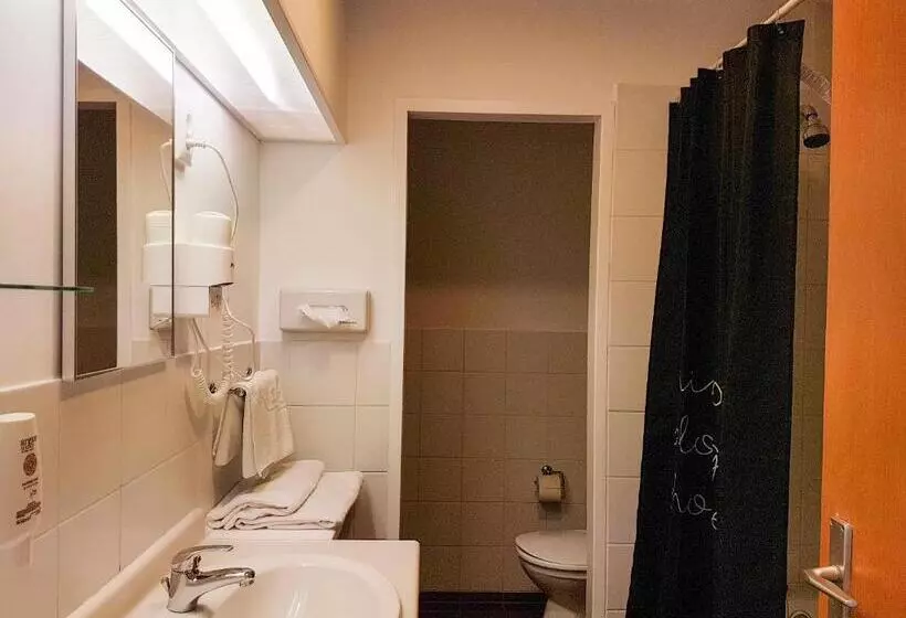 اقامتگاه Ceu Konferencia Központ