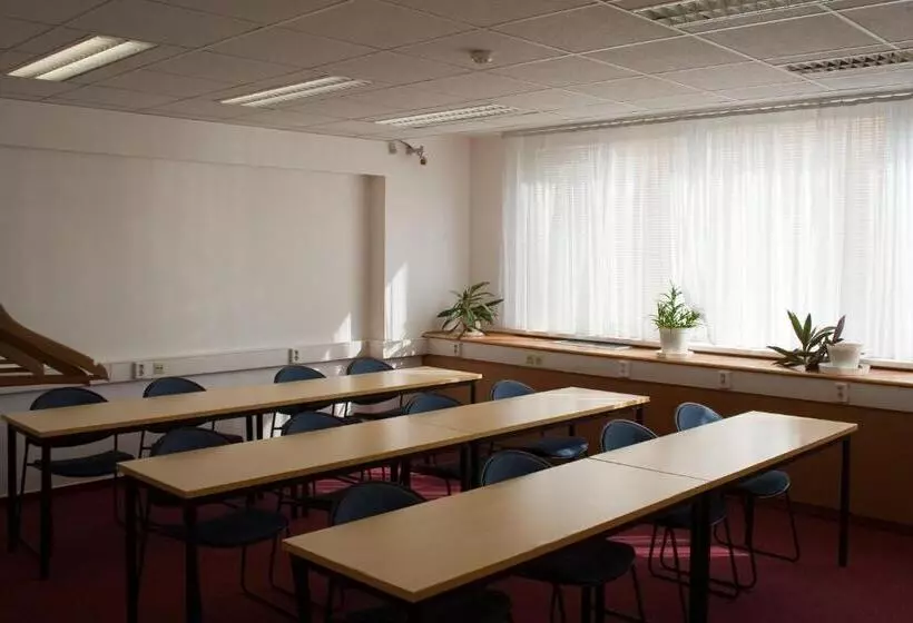 اقامتگاه Ceu Konferencia Központ