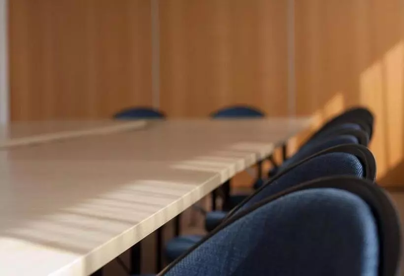 اقامتگاه Ceu Konferencia Központ