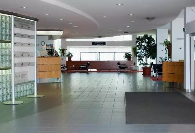 اقامتگاه Ceu Konferencia Központ