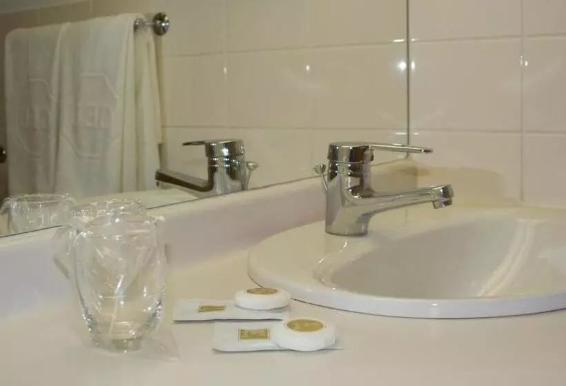 اقامتگاه Ceu Konferencia Központ