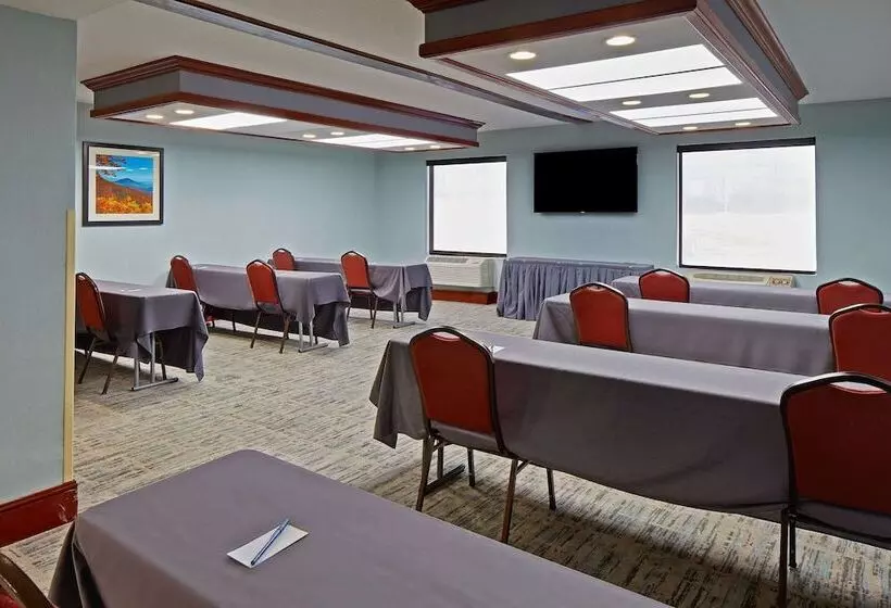 ホテル Comfort Suites Outlet Center