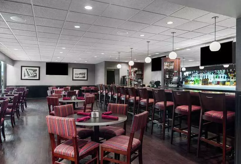 בית מלון כפרי Doubletree By Hilton Newark Penn Station