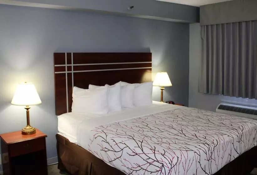 בית מלון כפרי Rancho San Diego Inn & Suites