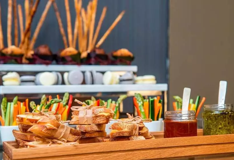 هتل Sheraton Grand Tbilisi Metechi Palace