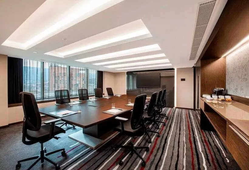 هتل Sheraton Grand Tbilisi Metechi Palace