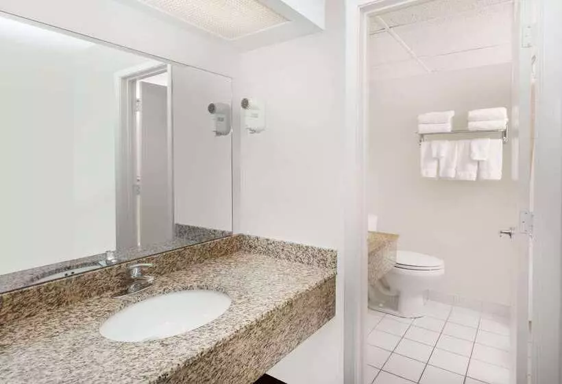 هتل Wyndham Garden Ankeny