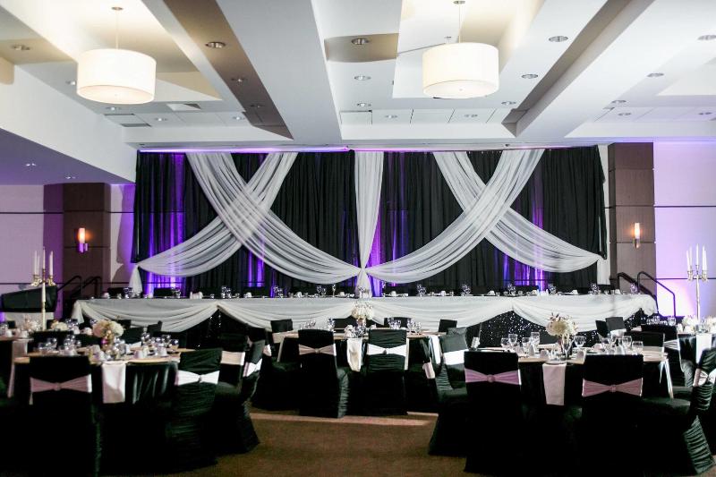 هتل Four Points By Sheraton Winnipeg South