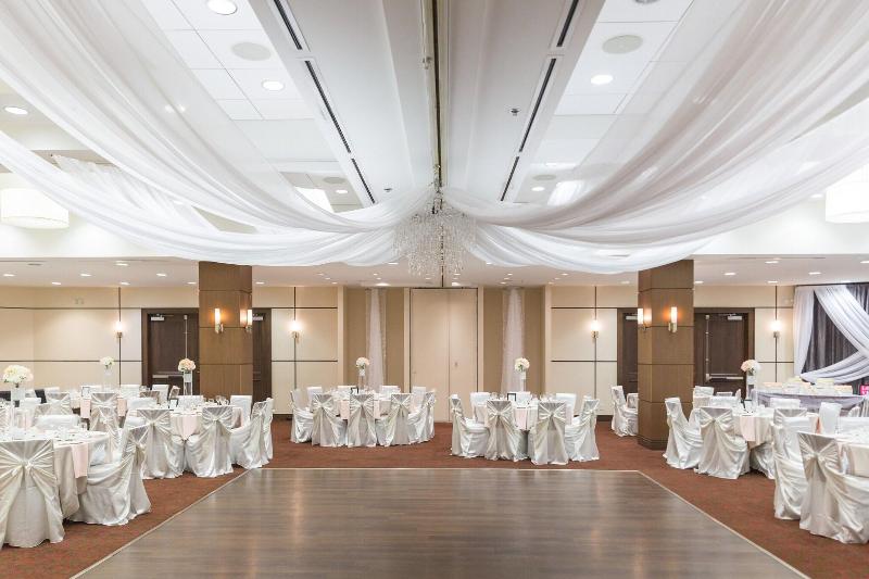 هتل Four Points By Sheraton Winnipeg South