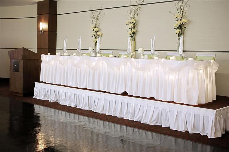 هتل Four Points By Sheraton Winnipeg South