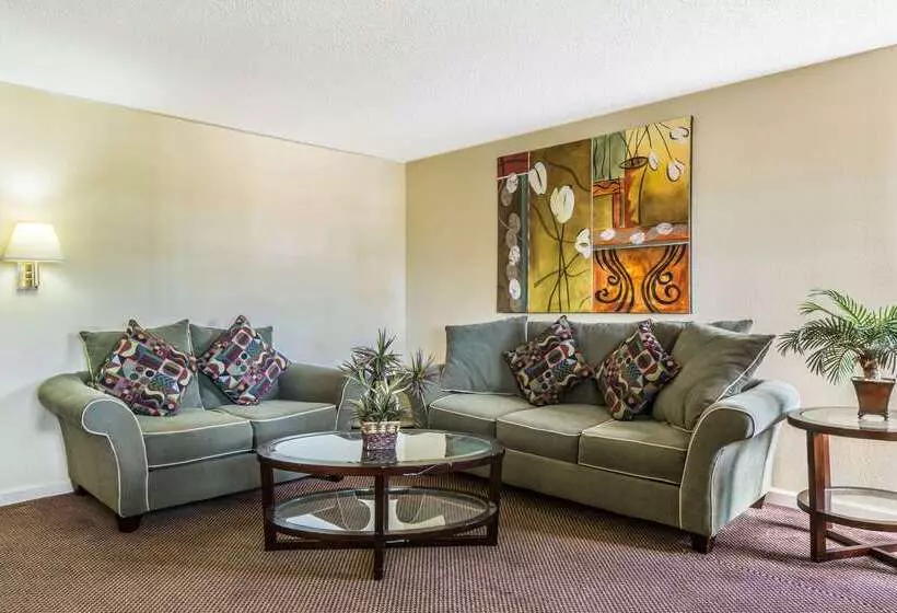 هتل Super 8 By Wyndham New Orleans